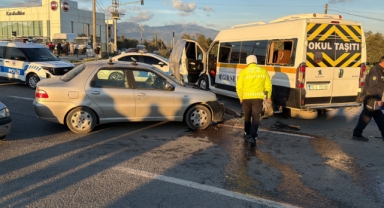 Öğrenci servisi ile otomobil çarpıştı: 7 yaralı
