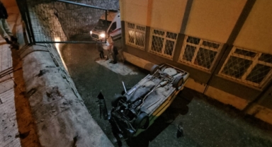 Okul bahçesine düşen otomobildeki 2 kişi yaralandı