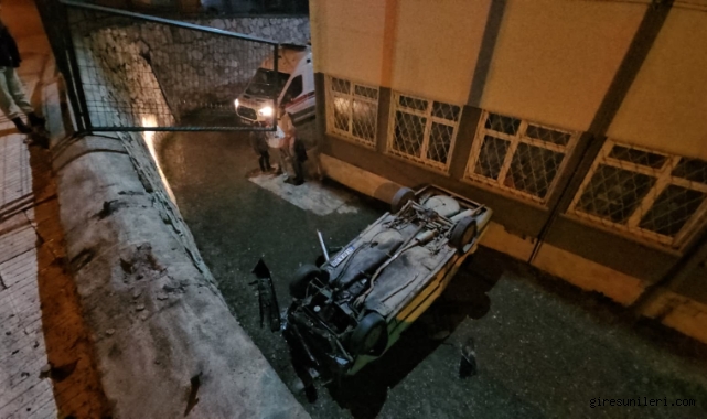 Okul bahçesine düşen otomobildeki 2 kişi yaralandı