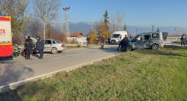 Otomobil ile hafif ticari aracın çarpıştığı kazada 3 kişi yaralandı