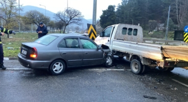 Otomobil ile kamyonet çarpıştı: 5 yaralı