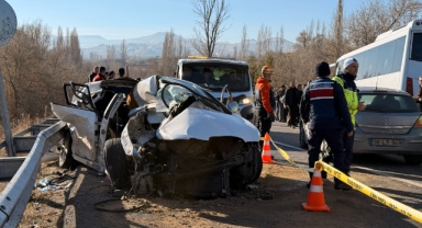 Otomobil ile midibüs çarpıştı: 10 yaralı!