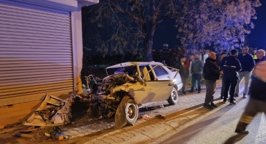 Otomobil konteyner, kamyonet ve evin duvarına çarptı: 1 ölü, 1 yaralı