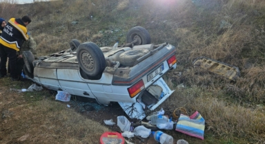 Otomobil tarlaya uçtu! 2 yaralı