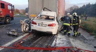 Otomobiliyle tırın altına giren 18 yaşındaki sürücü hayatını kaybetti