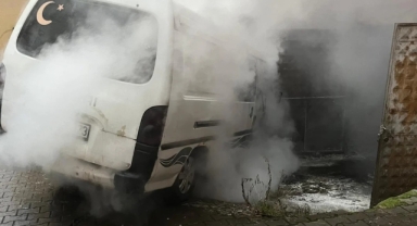 Park halindeki minibüs çıkan yangında kullanılamaz hale geldi