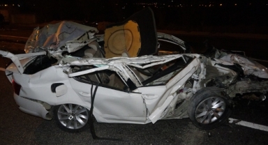 Park halindeki tıra çarpan otomobil hurdaya döndü