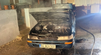 Park halindeyken yanan otomobil kullanılamaz hale geldi