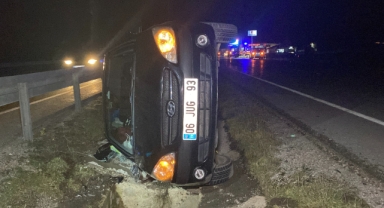 Refüje çarpan otomobil yan yattı: 1’i bebek, 3 yaralı