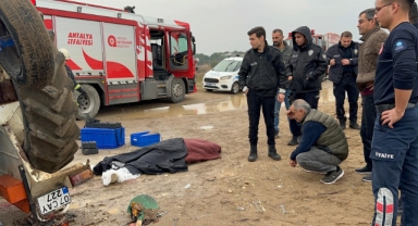 Sahilde traktörün altında kalan 2 gençten biri hayatını kaybetti