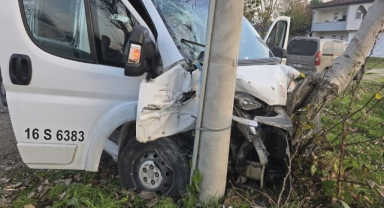 Servis minibüsü hafif ticari araçla çarpıştı: 11 yaralı