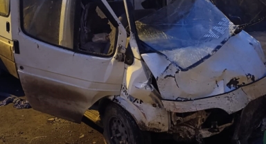 Servis minibüsü ile otomobil çarpıştı: Ölü ve yaralılar var!