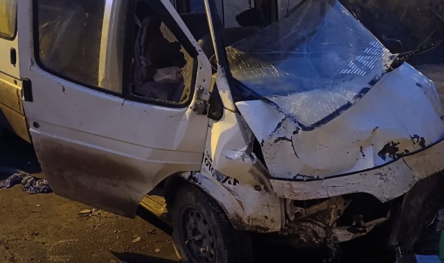 Servis minibüsü ile otomobil çarpıştı: Ölü ve yaralılar var!