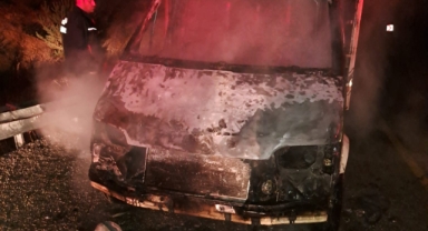 Seyir halindeki kamyonet alev aldı!