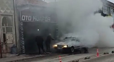 Seyir halindeki otomobil yandı, esnaf yardıma koştu