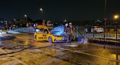 Seyir halindeki ticari taksi alev alev yandı