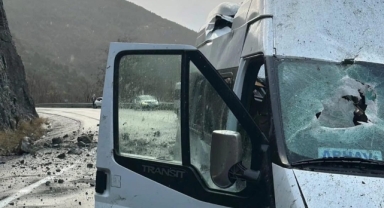 Seyir halindeki yolcu minibüsüne kaya parçaları düştü