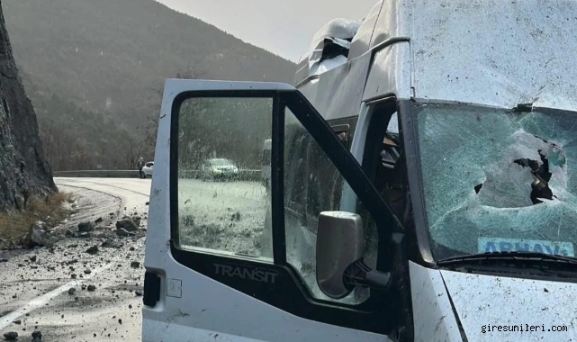 Seyir halindeki yolcu minibüsüne kaya parçaları düştü