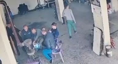 Sobaya dökülen mazot bomba gibi patladı, çırak yaralandı