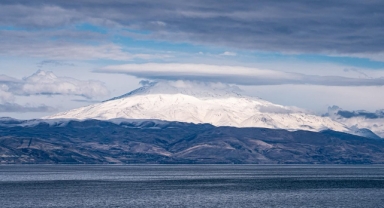 Süphan Dağı'nın zirvesinde mercek bulutu oluştu