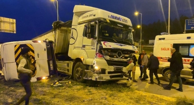 Tır ile çarpışan servis minibüsü şoförü yaralandı