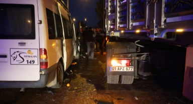 Tır işçi minibüsüne çarptı: 2 yaralı