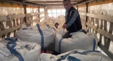 Tırda çuvalların arasında 13 kaçak göçmen yakalandı!