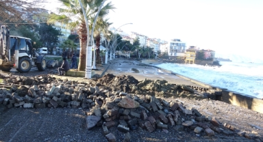 Tirebolu Sahilinde Fırtına Etkili Oldu! İş Yerleri ve Yollar Hasar Gördü