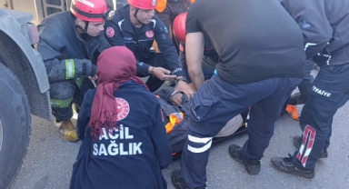 Tırın altında kalan karayolları işçisi hayatını kaybetti