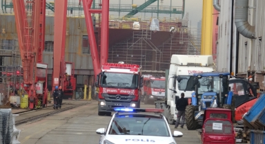Tersanede iskele çöktü: 2 işçi yaralandı