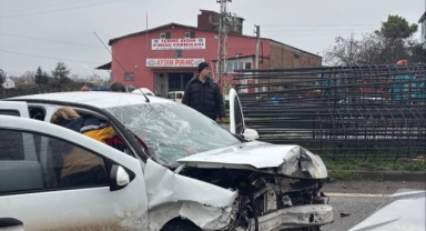 Üç aracın karıştığı trafik kazasında 6 kişi yaralandı