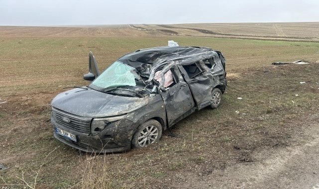 Üzerine tır devrilen hafif ticari araçtaki 2 kişi yaralandı