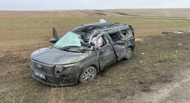 Üzerine tır devrilen hafif ticari araçtaki 2 kişi yaralandı