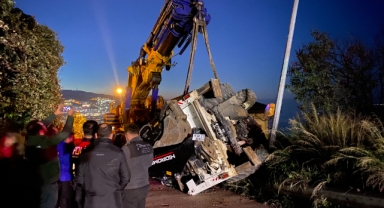 Vinçten düşen iş makinesi paniğe neden oldu