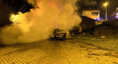 Yanan otomobil kullanılamaz hale geldi