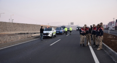 Yolun karşı tarafına geçmek isterken 2 aracın çarptığı adam hayatını kaybetti