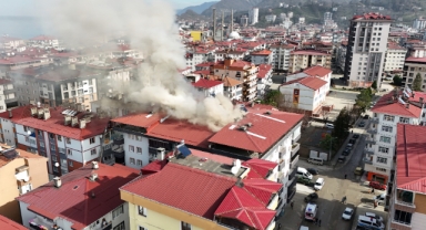 Artvin'de 7 katlı binanın çatısında çıkan yangın söndürüldü
