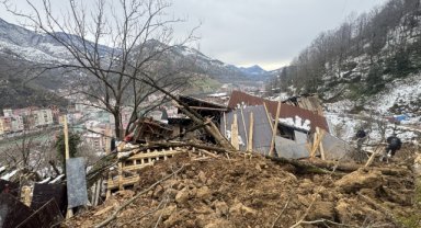 Artvin'de heyelanda ev ve ahır yıkıldı