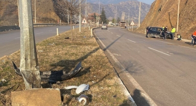 Aydınlatma direğine çarpan otomobildeki 3 doktor yaralandı