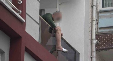 Balkondaki bıçaklı kriz özel harekat operasyonuyla son buldu