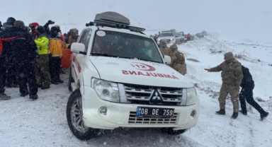 Çığ altında kalan çobanın cenazesine ulaşıldı