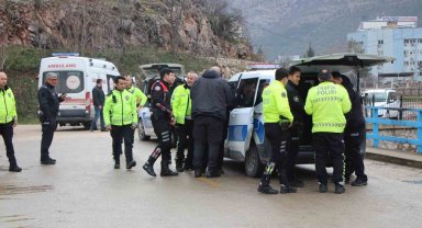  'Dur' ihtarına uymayıp kaçan motosikletli çocuk önüne çıkan polise çarptı