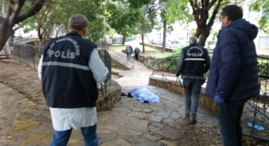 Evinin önündeki parkta ölü bulundu