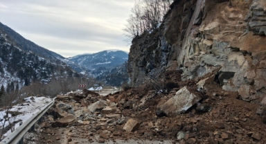 Giresun-Sivas kara yolunda heyelan!