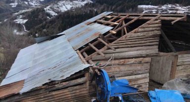 Giresun'da fırtınada bazı seralar ve yayla evleri hasar gördü