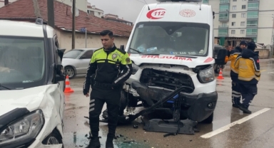 Hasta taşıyan ambulansla hafif ticari araç çarpıştı! Yaralılar var