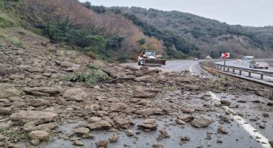 Heyelan kara yolunda ulaşımı aksattı