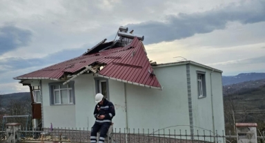 Komşu ilde fırtına nedeniyle çatı uçtu, ağaç devrildi!