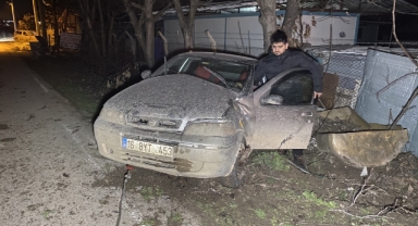Kontrolden çıkan otomobil ağaca çarptı: 4 yaralı