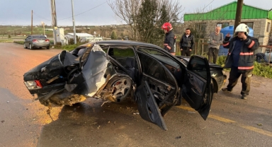 Köpeğe çarpmamak için direksiyon kırdı: Duvara çarparak durabildi